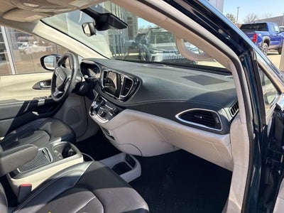 2024 Chrysler Pacifica Hybrid Hybrid Select FWD