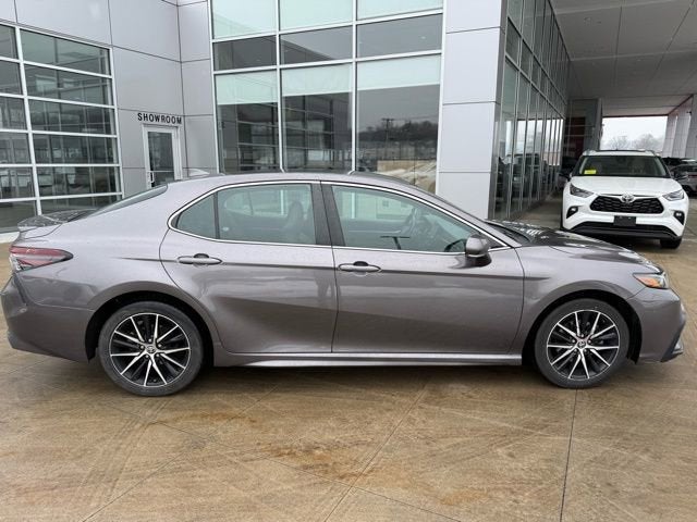 2022 Toyota Camry SE Auto