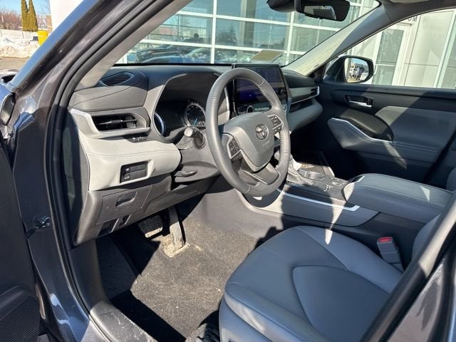 2025 Toyota Highlander Hybrid Base