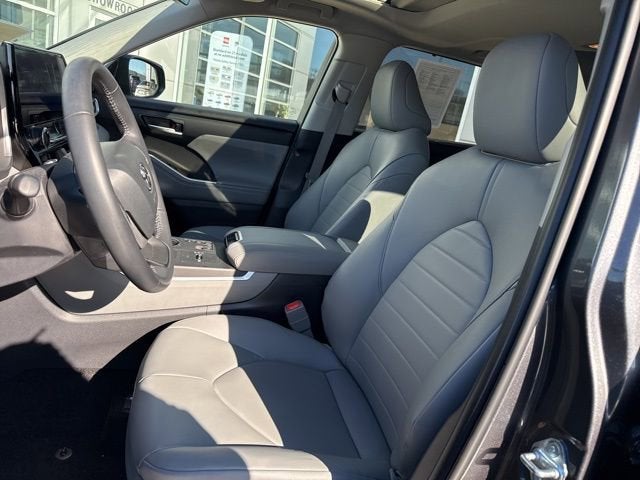 2025 Toyota Highlander Hybrid Base