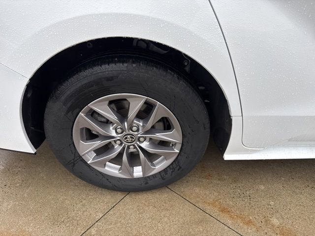 2025 Toyota Sienna LE FWD 8-Passenger