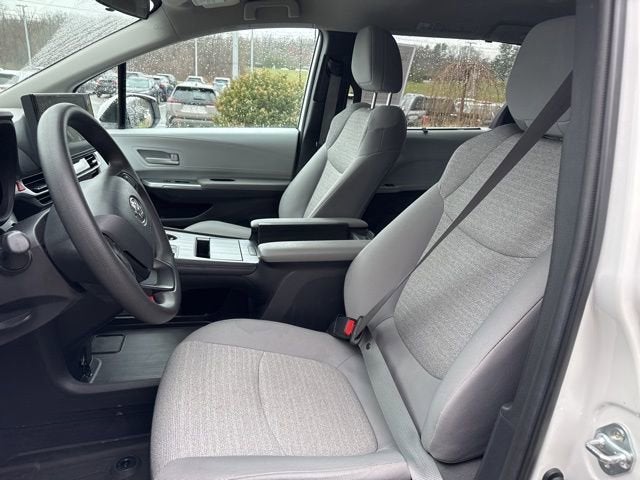 2025 Toyota Sienna LE FWD 8-Passenger