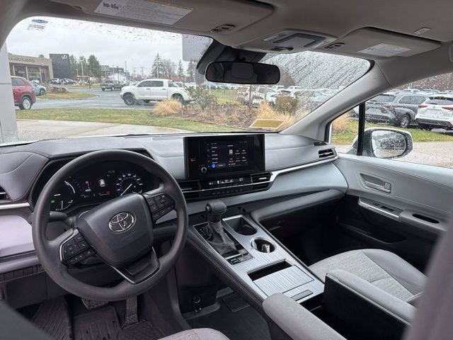 2025 Toyota Sienna LE FWD 8-Passenger