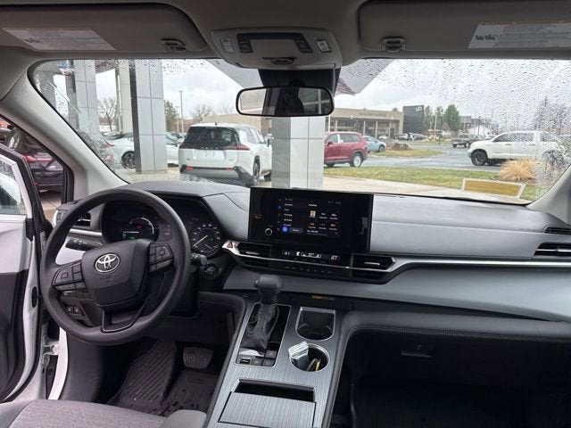 2025 Toyota Sienna LE FWD 8-Passenger