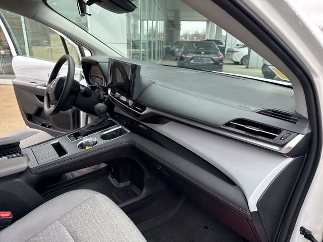 2025 Toyota Sienna LE FWD 8-Passenger