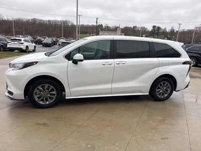 2025 Toyota Sienna LE FWD 8-Passenger