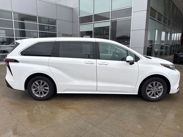 2025 Toyota Sienna LE FWD 8-Passenger