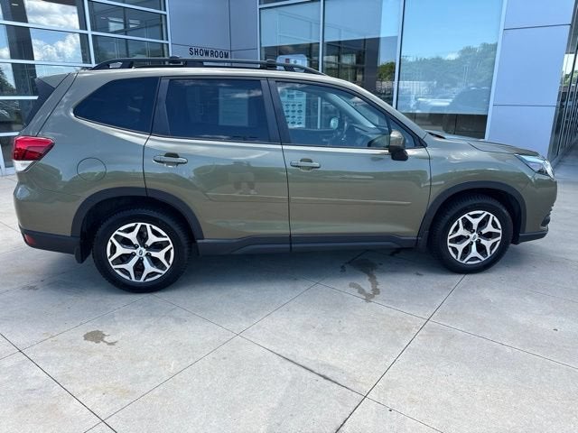2022 Subaru Forester Premium CVT