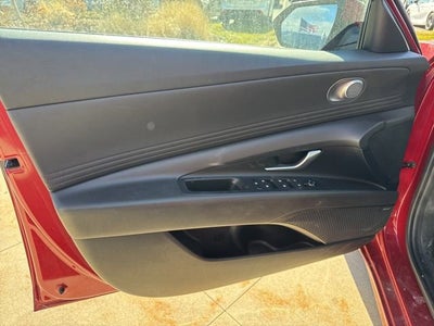 2024 Hyundai Elantra Limited IVT