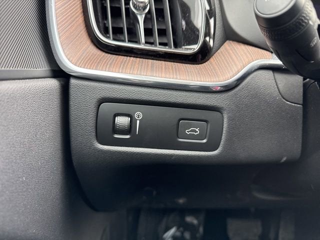 2022 Volvo XC60 B5 AWD Momentum