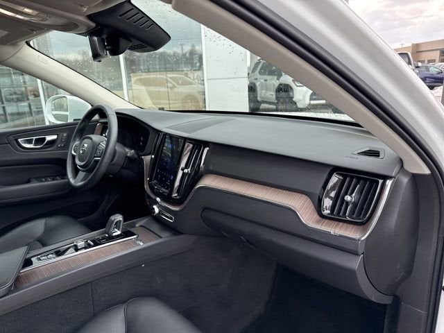 2022 Volvo XC60 B5 AWD Momentum