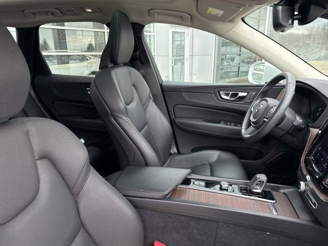 2022 Volvo XC60 B5 AWD Momentum